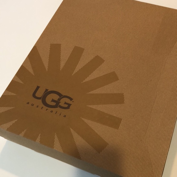 Ugg Boots. Bailey Button Triplet style. Size 6 - Picture 10 of 11